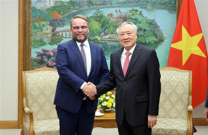 Permanent Deputy Prime Minister Nguyen Hoa Binh (right) and Timon Gremmels, Minister of Science and Research, Arts and Culture of Hessen, at their meeting in Hanoi on October 21 (Photo: VNA)