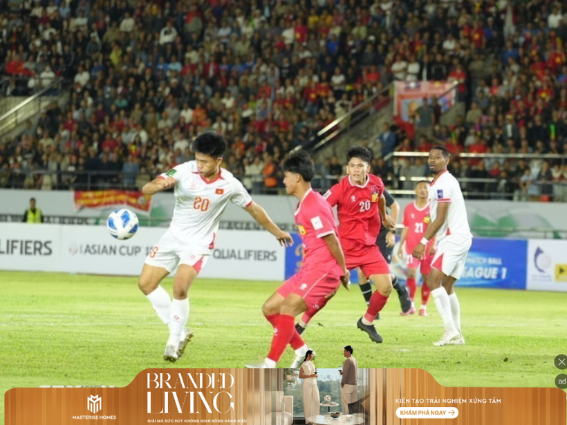 A Vietnamese national team player handles the ball in Laos’s penalty area. (Photo: VNA)