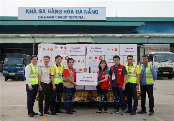 Representatives from the Vietnam Disaster and Dyke Management Authority receive emergency aid from the ASEAN Coordinating Centre for Humanitarian Assistance on Disaster Management (AHA Centre) on November 11. (Photo published by VNA)