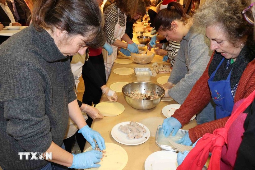 Attendees practice wrapping spring rolls (Photo: VNA)