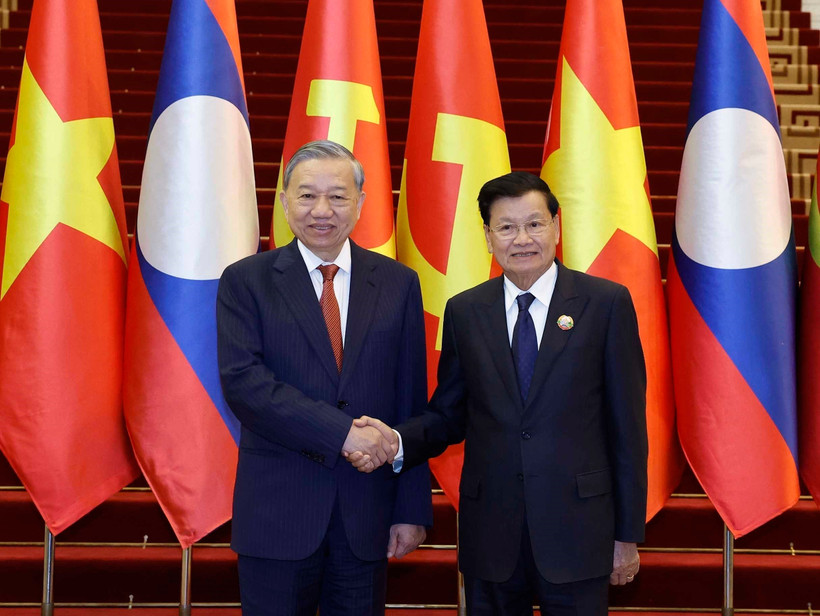 General Secretary of the Communist Party of Vietnam Central Committee To Lam (left) and General Secretary of the Lao People's Revolutionary Party Central Committee and President of Laos Thongloun Sisoulith at the high-level meeting between the two Parties in Vientiane on December 2. (Photo: VNA)