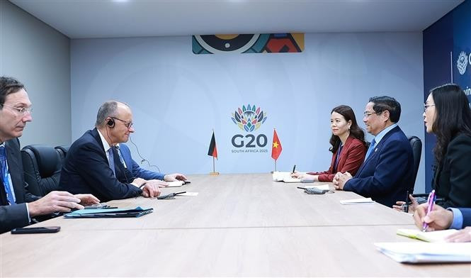Vietnamese Prime Minister Pham Minh Chinh (second, right) and German Chancellor Friedrich Merz (second, left) at their meeting in Johannesburg on November 23. (Photo: VNA)