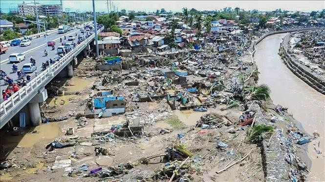 An area devastated by Typhoon Kalmaegi in Cebu province, the Philippines. (Photo: Xinhua/VNA)