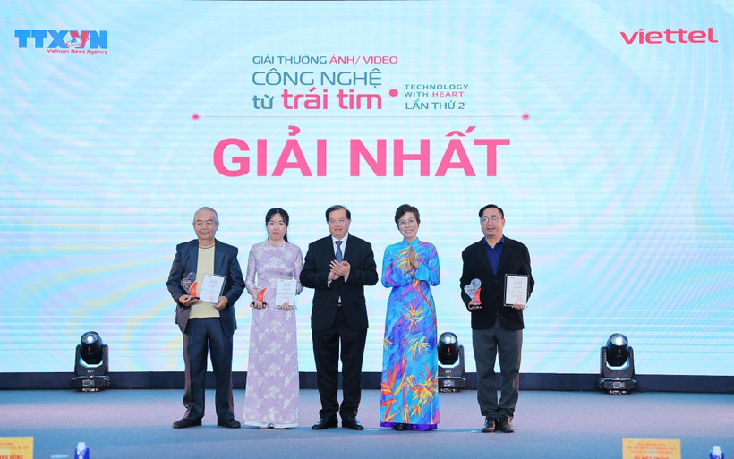 VNA General Director Vu Viet Trang (second, right) and Deputy Minister of Culture, Sports and Tourism Ta Quang Dong (centre) present the first prizes to the winners. (Photo: VNA) 