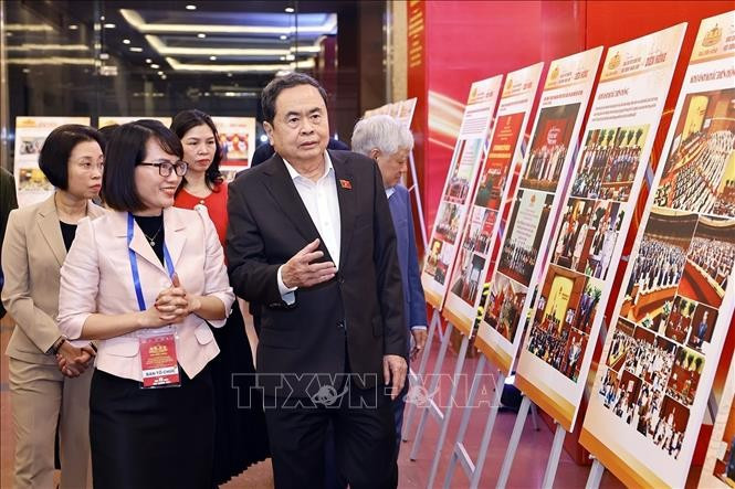 NA Chairman Tran Thanh Man checks photo display for the award ceremony (Photo: VNA)