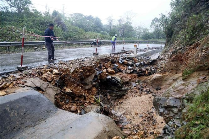 A landslide at Km159+150 on the western branch of the Ho Chi Minh road, in Quang Tri province. (Photo: VNA)