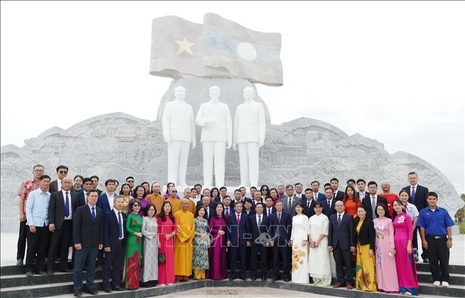 The delegation from the Vietnamese Embassy in Laos at the Laos – Vietnam Friendship Park in Vientiane on December 12. (Photo: VNA)