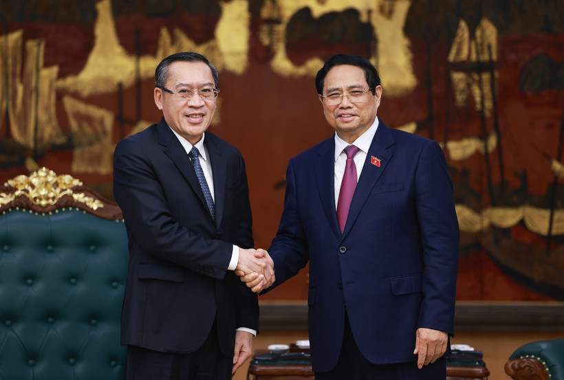 Prime Minister Pham Minh Chinh (right) receives Lao Minister of Labour and Social Welfare Phosay Sayasone in Hanoi on November 11. (Photo: VNA)