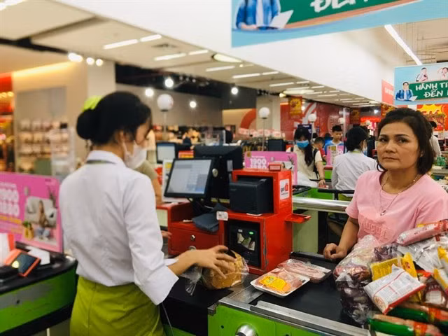 The total retail sales of goods and consumer service revenue were estimated at 5.7 quadrillion VND for the first 10 months of the year. (Photo: VNA)