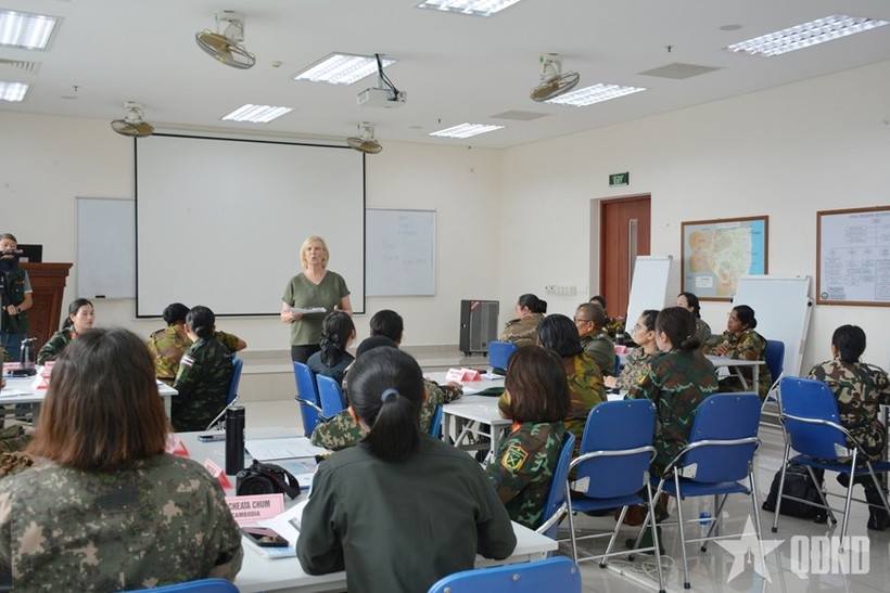 Female officers attend the training course on United Nations peacekeeping operations. (Photo: qdnd.vn)