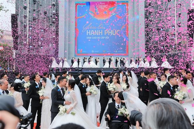 A mass wedding ceremony for 80 couples at the Vietnam Happy Fest 2025, which opened in Hanoi on December 6. (Photo: VNA)