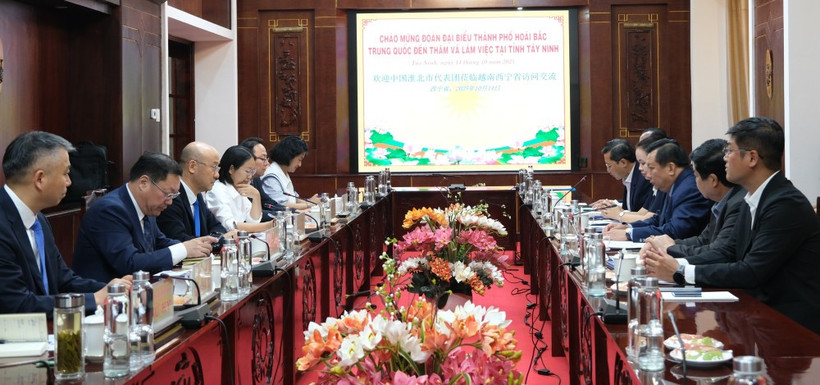 The meeting between Tay Ninh and Huaibei officials on October 14 (Source: baolongan.vn)