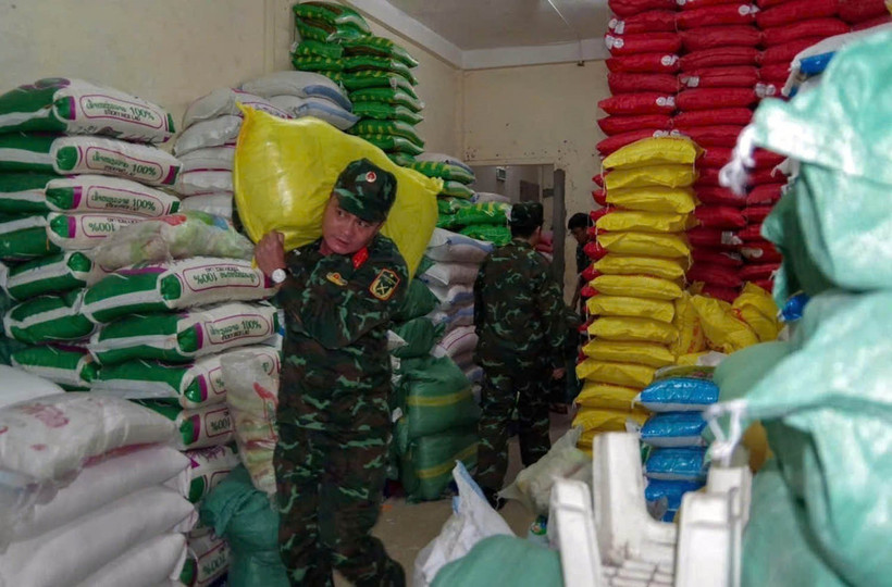 Soldiers transport rice to distribute to flood-hit residents on October 31. (Photo: VNA)