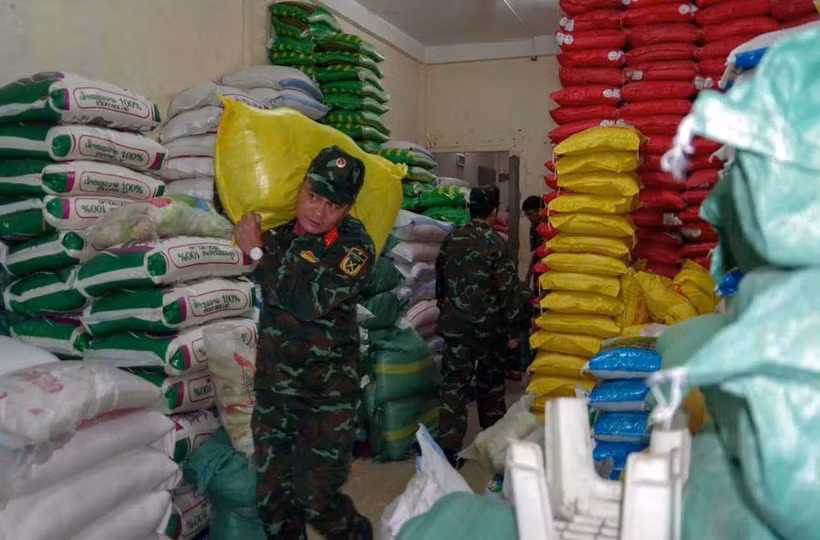 Soldiers transport rice to distribute to flood-hit residents on October 31. (Photo: VNA)