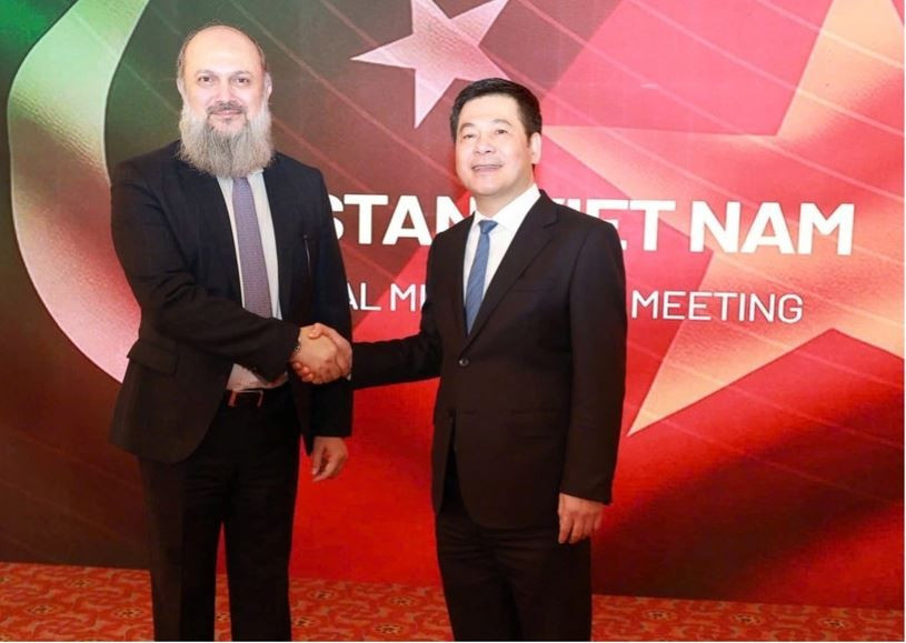 Vietnamese Minister of Industry and Trade Nguyen Hong Dien (R) and Pakistani Minister of Commerce Jam Kamal Khan (Photo courtesy of the MoIT)