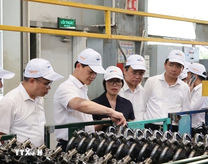 Officials visit the Innotek Joint Stock Company in Que Vo Industrial Park No. 2, Bac Ninh province. (Photo: VNA).