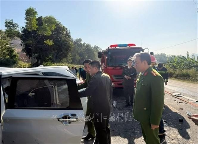 Officials of the Lang Son provincial Public Security Department examine the scene of the accident. (Photo: VNA)