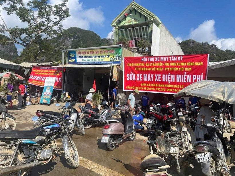 At the Roi junction in Tan Ky, hundreds of motorbikes line up patiently each day, waiting their turn to be “treated.” (Photo: VNA)