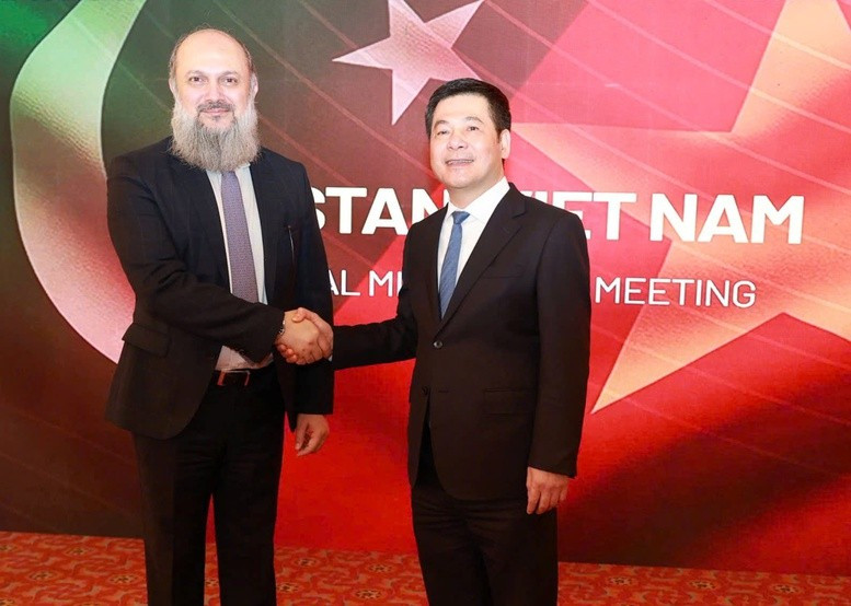Vietnamese Minister of Industry and Trade Nguyen Hong Dien (R) and Pakistani Minister of Commerce Jam Kamal Khan (Photo: baochinhphu.vn)