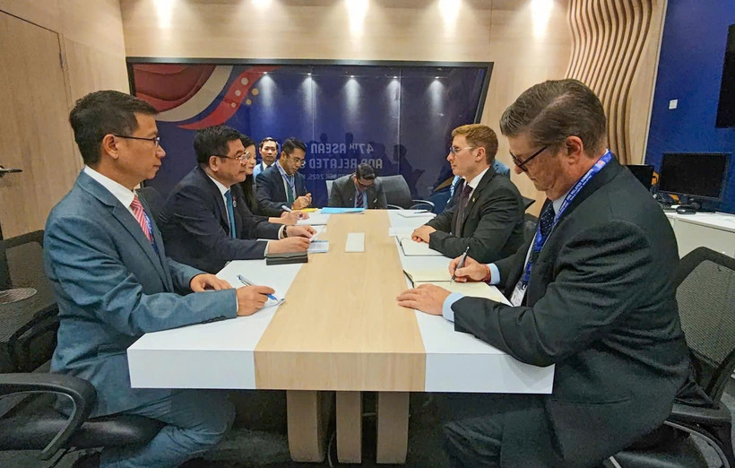 Vietnamese Minister of Industry and Trade Nguyen Hong Dien on October 26 has a working session with US Under Secretary of State for Economic Growth, Energy and the Environment Jacob Helberg on October 26. (Photo: moit.gov.vn)