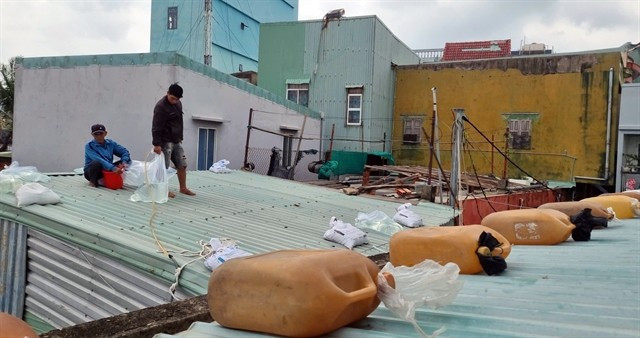 Residents in Gia Lai province proactively reinforce and secure their rooftops to cope with typhoon Koto. (Photo: VNA)