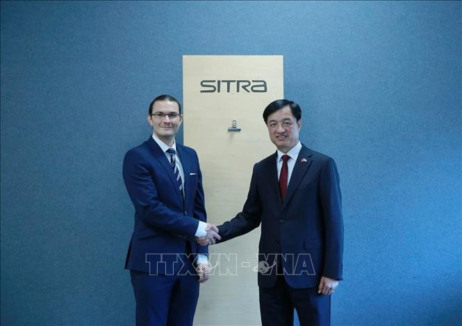 Nguyen Duy Ngoc (right), Politburo member, Chairman of the Party Central Committee's Inspection Commission, pays a working trip to SITRA, the Finnish Innovation Fund (Photo: VNA)