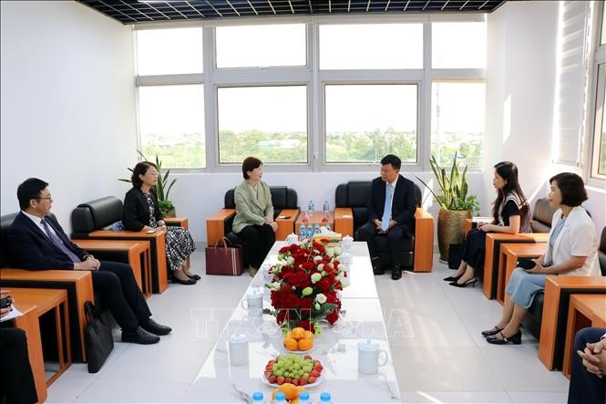 At the working session (Photo: VNA)