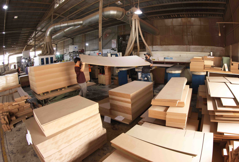 Producing MDF panels for export at Hai Duong MDF Construction and Manufacturing Co., Ltd., in Ho Chi Minh City (Photo: VNA)