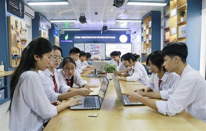 Students of Nguyen Hue High School in Yen Bai ward, Lao Cai province are at the new STEM education practice classroom. (Photo: VNA)