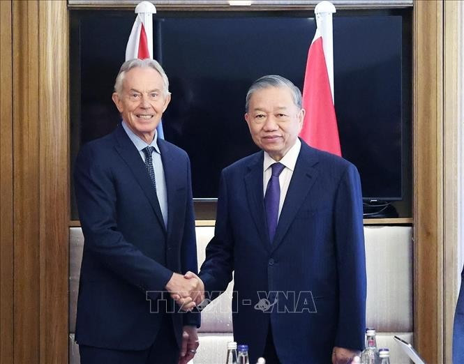 General Secretary of the Communist Party of Vietnam (CPV) Central Committee To Lam (right) and former British Prime Minister Tony Blair at their meeting in London on October 30. (Photo: VNA)