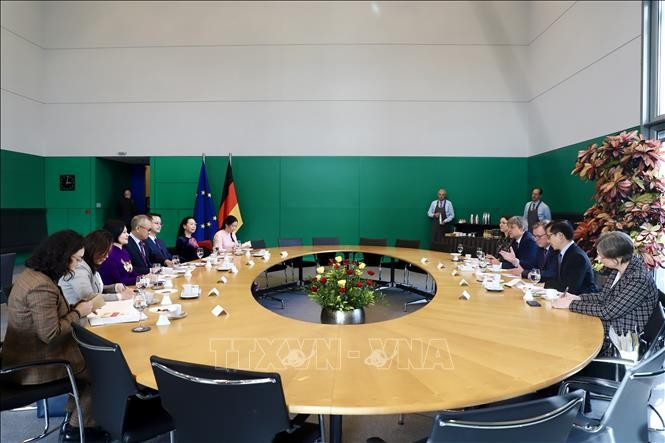 The delegation of the Vietnamese National Assembly’s Committee for National Defence, Security and External Relations meets with Vice President of the German Bundestag Bodo Ramelow, Dr. Malte Kaufmann, and members of the German Parliament. (Photo: VNA)