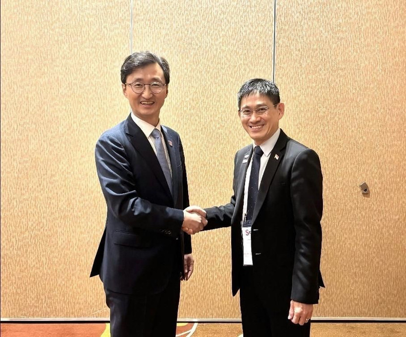 Lee Tae-woo, ambassador for international cyber affairs (L) and Chua Kuan Seah, deputy chief executive for development at Singapore's Cyber Security Agency (Photo: Yonhap)