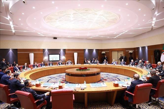 At the talks between Prime Minister Pham Minh Chinh and his Algerian counterpart Sifi Ghrieb in Algiers on the morning of November 19 (local time). (Photo: VNA)