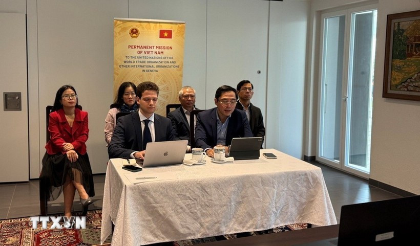 Minister Counsellor Pham Quang Huy, Deputy Head of Vietnam’s Permanent Mission to Geneva (R) and Andrey Eydlin of the St. Gallen Endowment, at the working session (Photo: VNA)