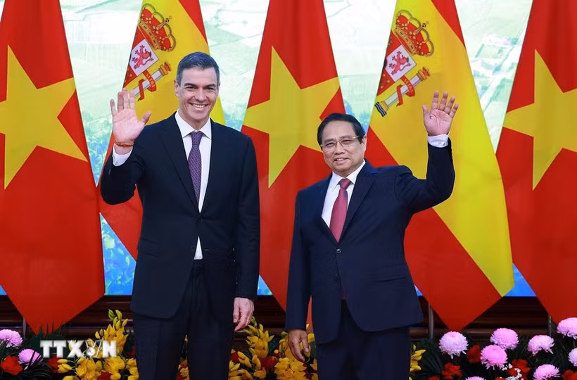 Prime Minister Pham Minh Chinh (R) and his Spanish counterpart Pedro Sánchez. (Photo: VNA)