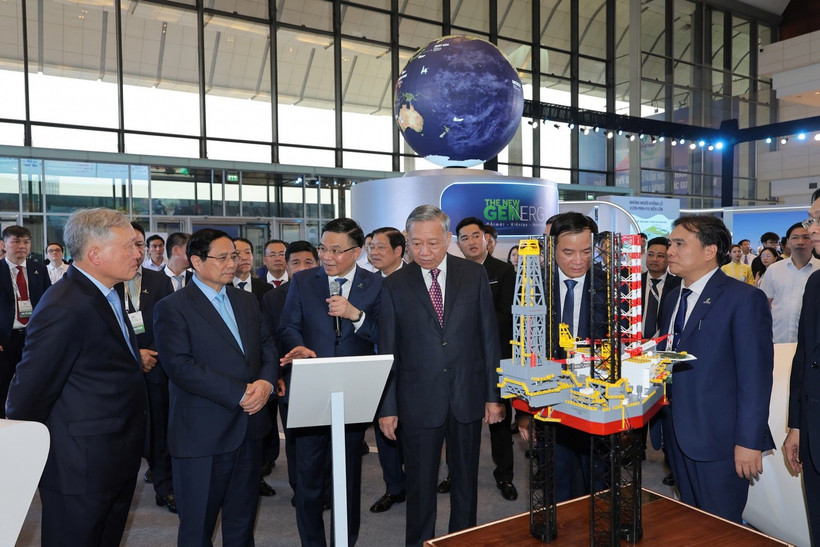 Party General Secretary To Lam, Prime Minister Pham Minh Chinh and other Party and State leaders visit a science and technology exhibition marking the 50th founding anniversary of Petrovietnam. (Photo: https://www.pvn.vn/)