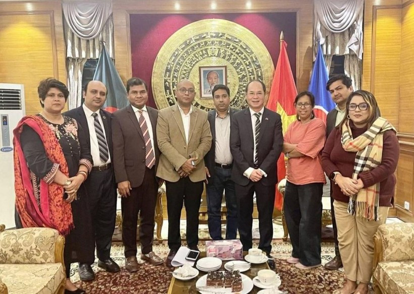 Vietnamese Ambassador to Bangladesh Nguyen Manh Cuong (fourth from right) and local media representatives (Photo: VNA)