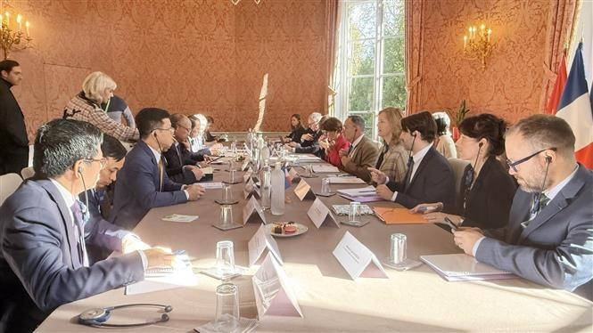 At the talks between Vietnamese Acting Minister of Agriculture and Environment Tran Duc Thang and Agnes Pannier-Runacher, French Minister for Ecological Transition, Biodiversity, Forests, the Sea and Fisheries, in Paris on September 30. (Photo: VNA)