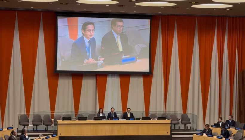 Ambassador Do Hung Viet, Permanent Representative of Vietnam to the UN and designated President of the 11th Review Conference (RevCon11) of the Treaty on the Non-Proliferation of Nuclear Weapons (NPT), chairs the first informal meeting with member states of the treaty in New York on October 7, 2025. (Photo: VNA)