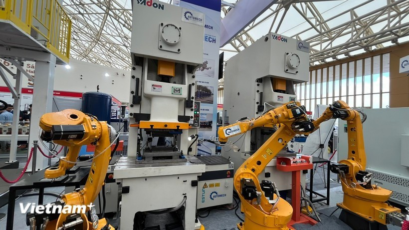 Up to 94% of Vietnam’s imports are raw materials, components and spare parts – products that the country could fully produce domestically if its foundational and supporting industries were stronger. (Photo: VNA)