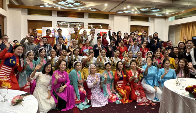 Artists and guests at the event (Photo: VNA)