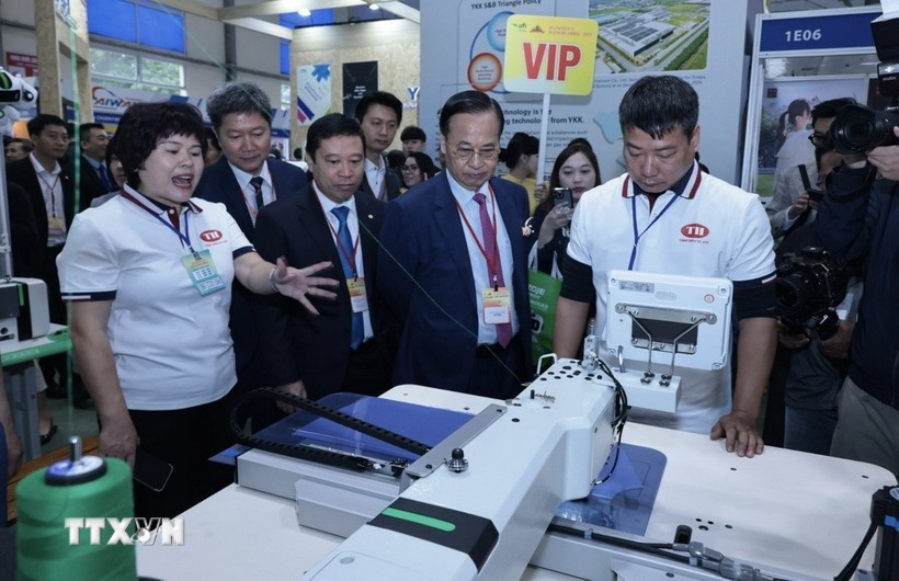 Delegates visit a booth at the exhibition (Photo: VNA)