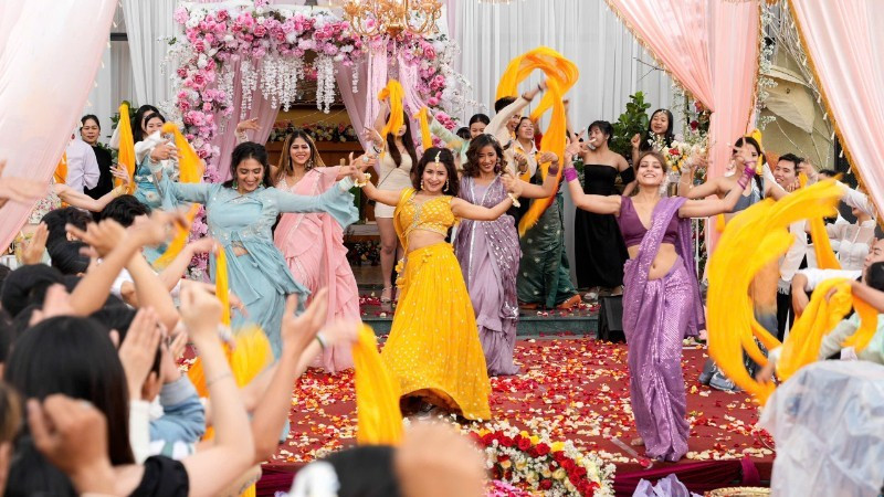 Indian actresses in a shoot in Vietnam (Photo: nhandan.vn)