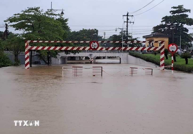 Lon bridge in Hue city is under water (Photo: VNA)