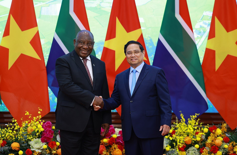 Prime Minister Pham Minh Chinh (right) meets with South African President Matamela Cyril Ramaphosa on October 23, 2025 in Hanoi. (Photo: VNA)