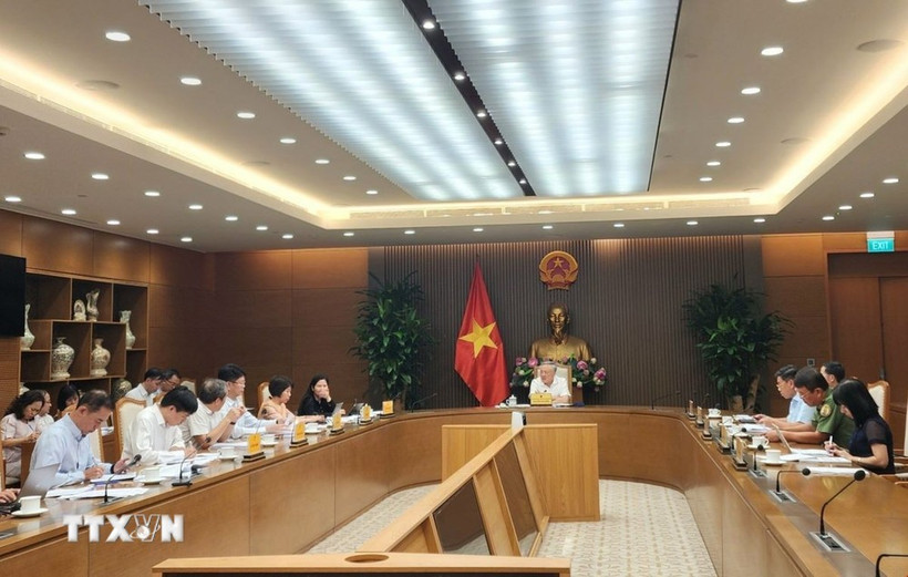 Deputy Prime Minister Nguyen Hoa Binh chairs a meeting with leaders of ministries, sectors, HCM City, and Da Nang to discuss the draft Government decree on establishing an IFC in Vietnam on October 22. (Photo: VNA)