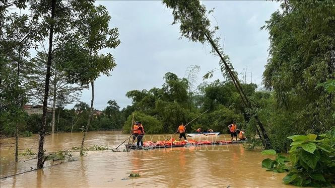 Rescue forces work urgently to evacuate 270 students trapped at Na Ri Ethnic Boarding School. (Photo published by VNA)