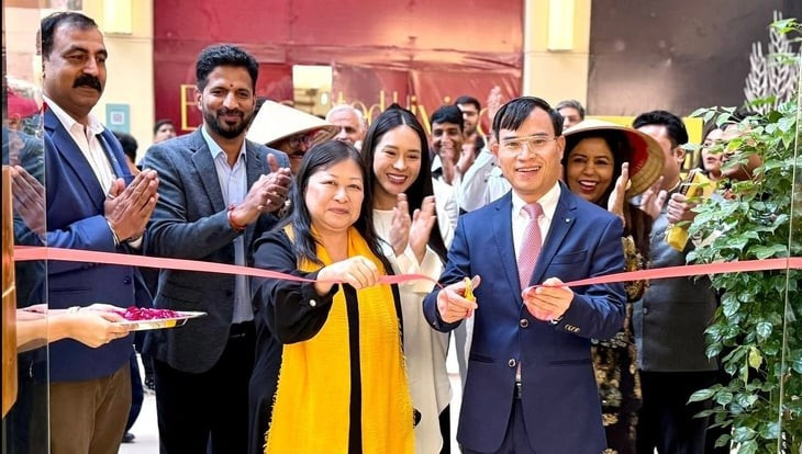 Vietnam’s Trade Counselor in India Bui Trung Thuong and Nguyen Phi Van, Chairwoman of Go Global Holdings, cut the ribbon at the opening ceremony of a Three O’Clock coffee shop at AIPL Joy Central. (Photo: tuoitre.vn)