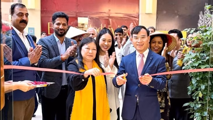 Vietnam’s Trade Counselor in India Bui Trung Thuong and Nguyen Phi Van, Chairwoman of Go Global Holdings, cut the ribbon at the opening ceremony of a Three O’Clock coffee shop at AIPL Joy Central. (Photo: tuoitre.vn)