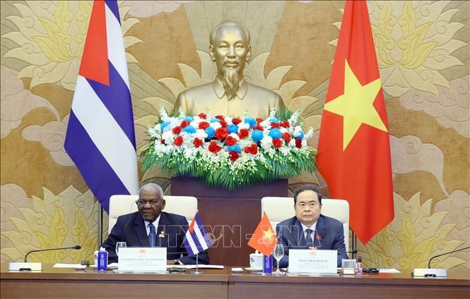 Chairman of the National Assembly Tran Thanh Man (right) and President of the National Assembly of People’s Power and President of the Council of State of Cuba Esteban Lazo Hernandez co-chair the second session of the Vietnam – Cuba Inter-Parliamentary Cooperation Committee in Hanoi on October 1. (Photo: VNA)
